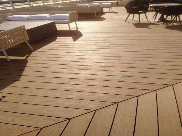 戶外木塑地板鋪設案例.jpg
